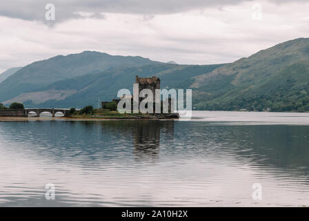 Dornie, Scozia; 27 Agosto 2019: Eilean Donan Castle e la sua riflessione sul lago Foto Stock