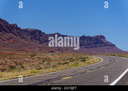 Un tipico Northern Arizona desert autostrada tra pagina e Marble Canyon Foto Stock