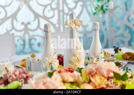 Decorazioni per matrimoni e bottiglie di champagne decorazione per il giorno del matrimonio. Foto Stock