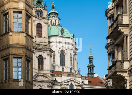 Architettura di Praga, tra cui la cupola e la torre della chiesa di St Nicholas, Mala Strana, Praga, Repubblica Ceca. Foto Stock