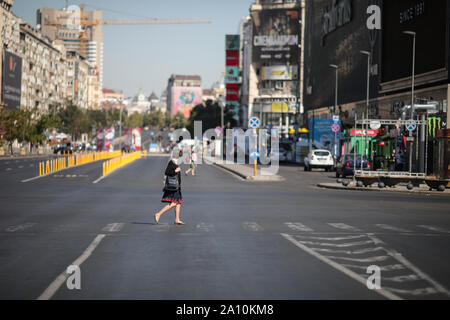 Bucarest, Romania - 22 Settembre 2019: la gente a piedi su un vuoto di boulevard (di solito con traffico pesante) durante il mondo la Giornata senza automobili. Foto Stock