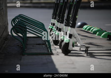 Bucarest, Romania - 22 Settembre 2019: Lime scooter elettrici uno accanto all altro nel centro di Bucarest. Foto Stock