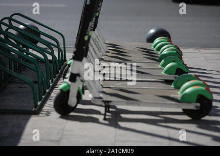 Bucarest, Romania - 22 Settembre 2019: Lime scooter elettrici uno accanto all altro nel centro di Bucarest. Foto Stock