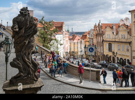 I turisti su scenic via Nerudova e Ke Hradu, un popolare a piedi fino al Castello di Praga e Hradcany, Mala Strana, Praga, Repubblica Ceca Foto Stock