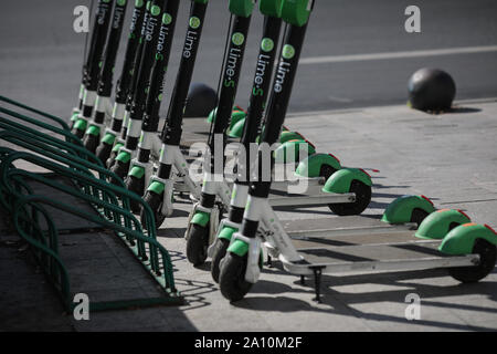 Bucarest, Romania - 22 Settembre 2019: Lime scooter elettrici uno accanto all altro nel centro di Bucarest. Foto Stock