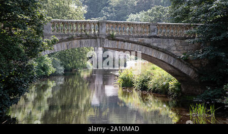 White Cart bridge spanning su bianco carrello acqua. Pollock park Foto Stock