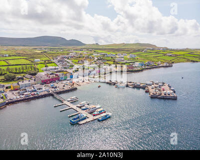 PORTMAGEE, Irlanda - Agosto 12, 2019: una vista di Portmagee, dall' isola Valentia nella Contea di Kerry in Irlanda. Foto Stock