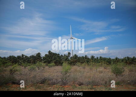 Il mulino a vento di Lone indipendente alto con cielo blu sullo sfondo Foto Stock