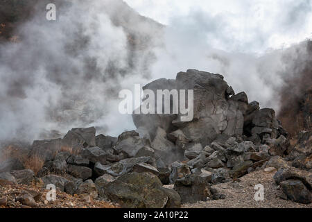 Potenti esplosioni di fumi e di zolfo tra le rocce della Valle di Owakudani. Area di Hakone. Honshu. Giappone Foto Stock