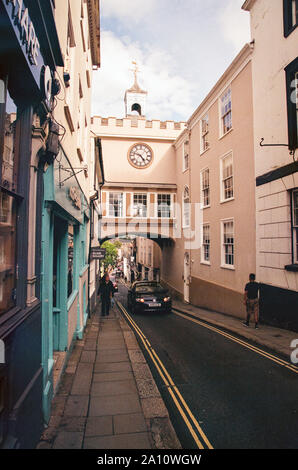 Porta Est Tudor arco e la torre dell orologio nella High Street di Totnes, Devon, Inghilterra, Regno Unito. Foto Stock