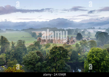 Abbazia Egglestone, Teesdale, County Durham, Regno Unito. Il 23 settembre 2019. Regno Unito meteo è stato un fresco e nebbioso per iniziare la giornata come i primi raggi del sole nascente colpire la nebbia avvolta rovine della abbazia Egglestone vicino a Barnard Castle in Inghilterra del Nord Est. Oggi è l'equinozio d'autunno e le previsioni per le magie di sole attraverso la maggior parte della giornata, ma cloud è previsto in aumento dal pomeriggio. Credito: David Forster/Alamy Live News Foto Stock