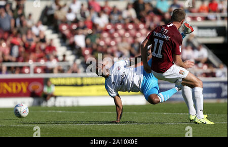 Northampton, Regno Unito. 21 settembre 2019 Northampton di Andy Williams sfide Crawley Town di Lewis giovani durante il Cielo lega Bet One match tra Northampton Town e Crawley Town al PTS Academy Stadium di Northampton. Credito: teleobiettivo con immagini / Alamy Live News Foto Stock