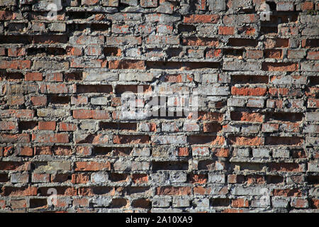 Il vecchio muro di mattoni texture. La parete, realizzati con vecchi mattoni rossi, oscurato da vecchiaia. Vintage antico muro di mattoni in background. Muro di mattoni sfondo Foto Stock