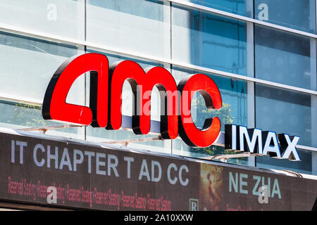 Sep 20, 2019 San Francisco / CA / STATI UNITI D'AMERICA - AMC IMAX logo sopra l'entrata e l'ufficio di casella in downtown San Francisco Foto Stock