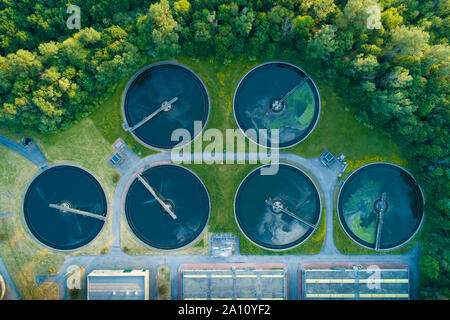 Vista aerea di una città per la gestione dei rifiuti e delle acque reflue Impianti di trattamento dell'acqua. Depurazione delle acque reflue. Foto Stock