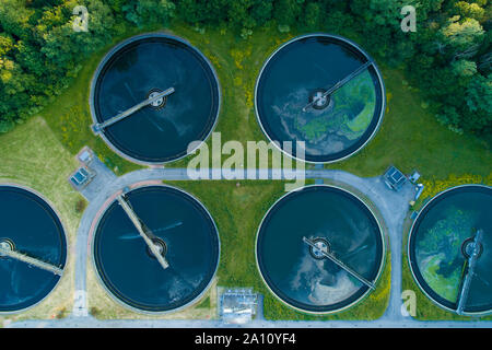 Vista aerea di una città per la gestione dei rifiuti e delle acque reflue Impianti di trattamento dell'acqua. Depurazione delle acque reflue. Foto Stock