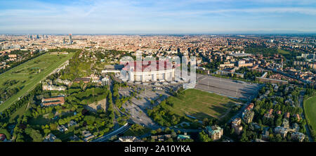 Antenna vista panoramica di Milano (Italia) cityscape con lo stadio di calcio, noto come Stadio San Siro Foto Stock