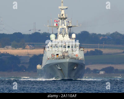 Queenborough, Kent, Regno Unito. 23 Settembre, 2019. HMS Medway il Regno Unito della nuovissima nave da guerra è visto uscire il fiume Medway (vie navigabili di lei è chiamato dopo) questa mattina da Queenborough Kent. Lei è ora pronto per il servizio attivo dopo essere stato commissionato lo scorso giovedì e nel fine settimana di Chatham. Lei è la undicesima nave per utilizzare il dispositivo HMS Medway nome; il primo è stato costruito e lanciato a Sheerness nel 1693. Credito: James Bell/Alamy Live News Foto Stock