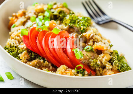 Vegan stufato con ceci, dolce di patata e di pomodoro fresco su una piastra bianca. Pranzo vegetariano piatto. Foto Stock