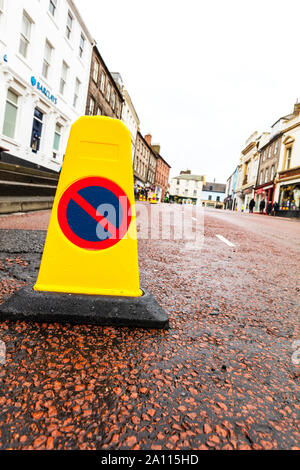 Parcheggio non cono, parcheggio non cono stradale, parcheggio cono, nessuna attesa di cono, nessun parcheggio, nessuna attesa, cono, coni, Northumberland, Regno Unito, Inghilterra, cono giallo, Foto Stock