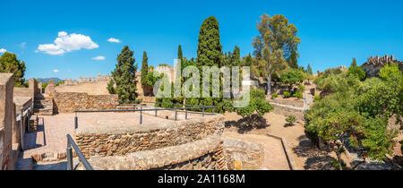 Vista panoramica al cortile del castello di Gibralfaro (Castillo de Gibralfaro). Malaga, Andalusia, Spagna Foto Stock