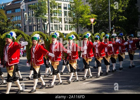 Monaco di Baviera,Germany-September 21,2019: un gruppo di barrelmakers nel tradizionale abito guild marzo durante la sfilata all'inizio dell'Oktoberfest. Foto Stock