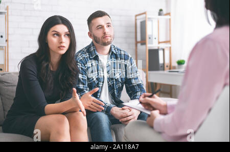 Coppia giovane per discutere i loro problemi in terapia coniugale Foto Stock