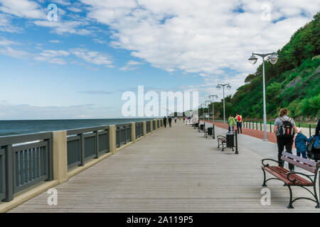 Passeggiata con pavimento in legno in Svetlogorsk. Mar baltico. Paesaggio della regione di Kaliningrad. Foto Stock