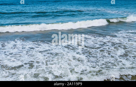 Seascape in piccole onde. Mar baltico nella soleggiata ventoso. Foto Stock