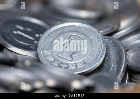 Grappolo di moneta giapponese 1 Yen close up shot macro. Foto Stock