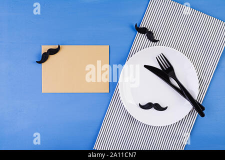 Impostazione tabella sui Padri giornata con posate e i baffi . Felice giornata dei padri. Sfondo del giorno dei padri. Foto Stock