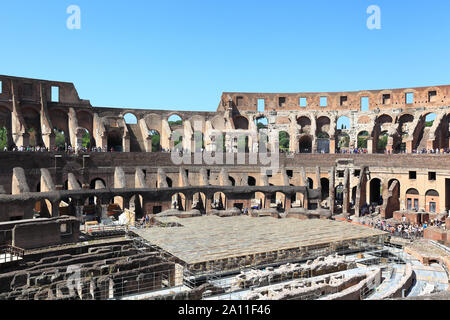 Editorial roma, Italia - 16 Giugno 2019: all'interno del famoso Colosseo, ora un importante destinazione turistica. Foto Stock