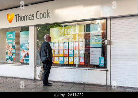 Coventry, Regno Unito. 23 Settembre, 2019. Un uomo guarda nella finestra di Thomas Cook Travel agent nel mezzo di notizie del suo crollo. Il crollo significa 9.000 UK Thomas Cook posti di lavoro andranno perduti. Credito: Andy Gibson/Alamy Live News. Foto Stock