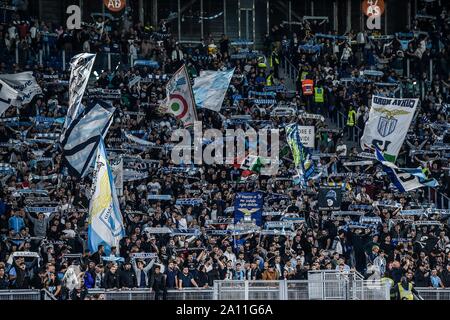 Roma, Italia. Il 22 settembre, 2019. Lazio tifosi nel corso della Serie un match tra Lazio e Parma Calcio 1913 presso lo Stadio Olimpico di Roma, Italia il 22 settembre 2019. Credito: Giuseppe Maffia/Alamy Live News Foto Stock