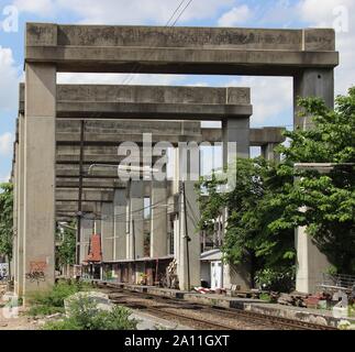 Bangkok di Stonehenge e graffiti vicino a Bang Khen e Lak Si parallelamente all'autostrada che conduce a Don Mueang Airport, Bangkok, Thailandia Foto Stock