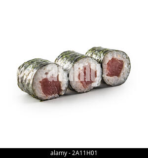 Maki Sushi diversi tipi isolati su sfondo bianco Foto Stock