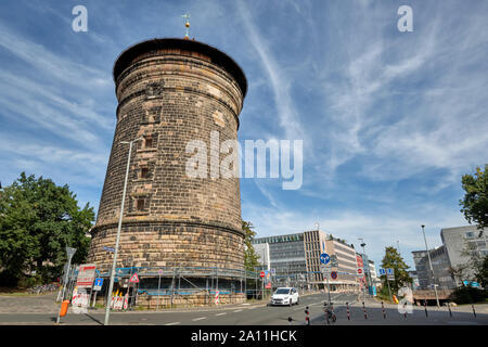 Norimberga, Germania - 22 Settembre 2019: l'antica torre chiamata Laufer Tortum a Rathenauplatz su una soleggiata domenica in tarda estate Foto Stock