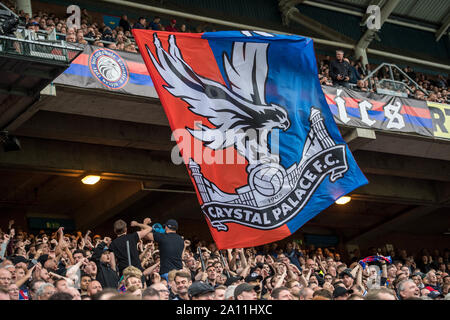 Londra, Inghilterra - 22 settembre: Crystal Palace ultras tifosi durante il match di Premier League tra Crystal Palace e Wolverhampton Wanderers a Selhurst Park il 22 settembre 2019 a Londra, Regno Unito. (Foto di Sebastian Frej/MB Media) Foto Stock