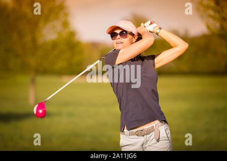 Donna giocatore di golf di rinvio off. Foto Stock