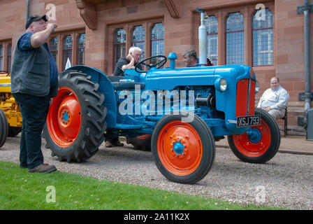 Immacolata 1960 Blu Rosso Fordson Dexta trattore modello Isle of Bute Scozia Regno Unito driver lato destro fuorigioco view old scintillante blu rosso 1 Foto Stock