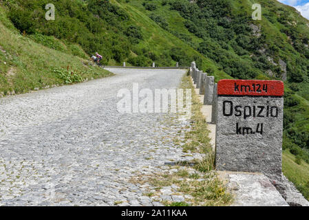 I ciclisti lungo la vecchia strada del Monte San Gottardo nelle alpi svizzere Foto Stock