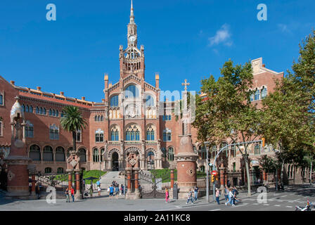 L'ex Ospedale della Santa Croce e San Paolo El Guinardo Barcellona Catalonia Spagna vista esterna del gateway e la torre dell'orologio centrale costruito Foto Stock