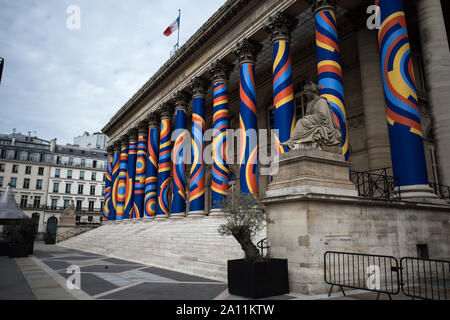 Borsa di Parigi - PARIS PALAIS DE LA BOURSE - PARIS PALAIS BRONGNIART - BORSA DI PARIGI DAL 1826 AL 1998 - PARIS STREET ART - CA TOURNE ROND dall artista LEA DEGER ESTATE 2019 © Frédéric BEAUMONT Foto Stock