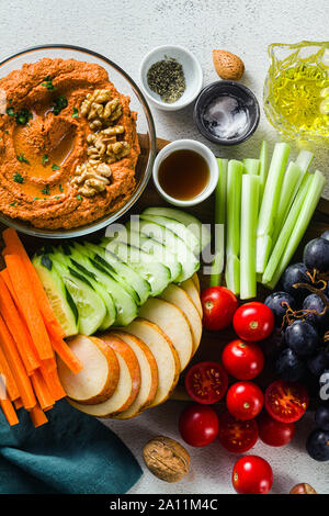 Dip o diffusione di arrosto di peperone rosso e dadi. sano cibo vegan per la festa o party . ripresa dall'alto. spazio copia Foto Stock