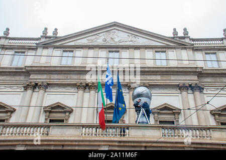 Preparati i migliori FIFA Football Awards 2019 in Piazza Scala, la chiusura della Piazza e modifica della viabilita ' (Carlo Cozzoli/fotogramma, Milano - 2019-09-23) p.s. la foto e' utilizzabile nel rispetto del contesto in cui e' stata scattata, e senza intento diffamatorio del decoro delle persone rappresentate Foto Stock