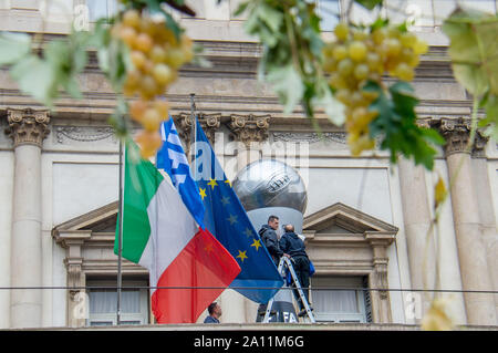 Preparati i migliori FIFA Football Awards 2019 in Piazza Scala, la chiusura della Piazza e modifica della viabilita ' (Carlo Cozzoli/fotogramma, Milano - 2019-09-23) p.s. la foto e' utilizzabile nel rispetto del contesto in cui e' stata scattata, e senza intento diffamatorio del decoro delle persone rappresentate Foto Stock