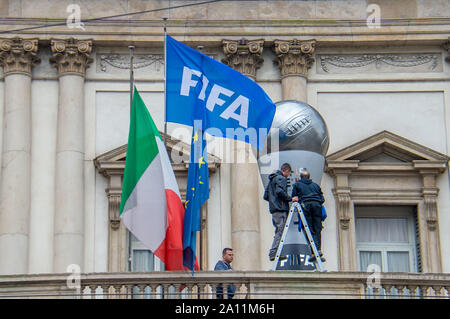 Preparati i migliori FIFA Football Awards 2019 in Piazza Scala, la chiusura della Piazza e modifica della viabilita ' (Carlo Cozzoli/fotogramma, Milano - 2019-09-23) p.s. la foto e' utilizzabile nel rispetto del contesto in cui e' stata scattata, e senza intento diffamatorio del decoro delle persone rappresentate Foto Stock