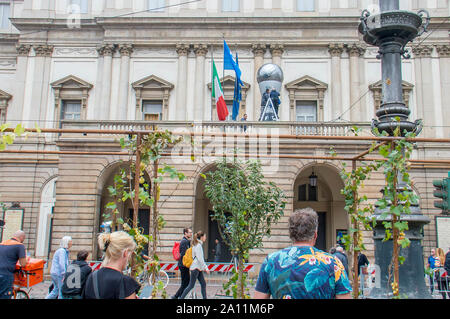 Preparati i migliori FIFA Football Awards 2019 in Piazza Scala, la chiusura della Piazza e modifica della viabilita ' (Carlo Cozzoli/fotogramma, Milano - 2019-09-23) p.s. la foto e' utilizzabile nel rispetto del contesto in cui e' stata scattata, e senza intento diffamatorio del decoro delle persone rappresentate Foto Stock