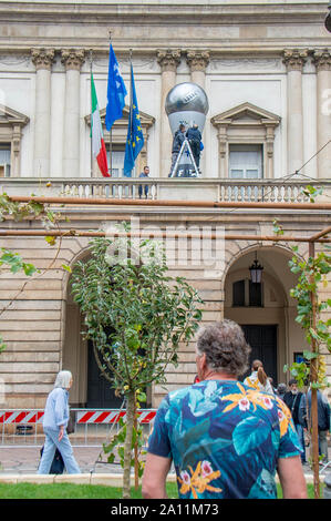 Preparati i migliori FIFA Football Awards 2019 in Piazza Scala, la chiusura della Piazza e modifica della viabilita ' (Carlo Cozzoli/fotogramma, Milano - 2019-09-23) p.s. la foto e' utilizzabile nel rispetto del contesto in cui e' stata scattata, e senza intento diffamatorio del decoro delle persone rappresentate Foto Stock