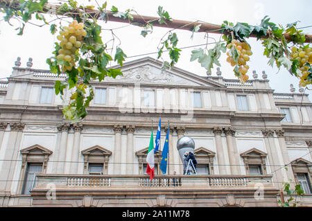 Preparati i migliori FIFA Football Awards 2019 in Piazza Scala, la chiusura della Piazza e modifica della viabilita ' (Carlo Cozzoli/fotogramma, Milano - 2019-09-23) p.s. la foto e' utilizzabile nel rispetto del contesto in cui e' stata scattata, e senza intento diffamatorio del decoro delle persone rappresentate Foto Stock